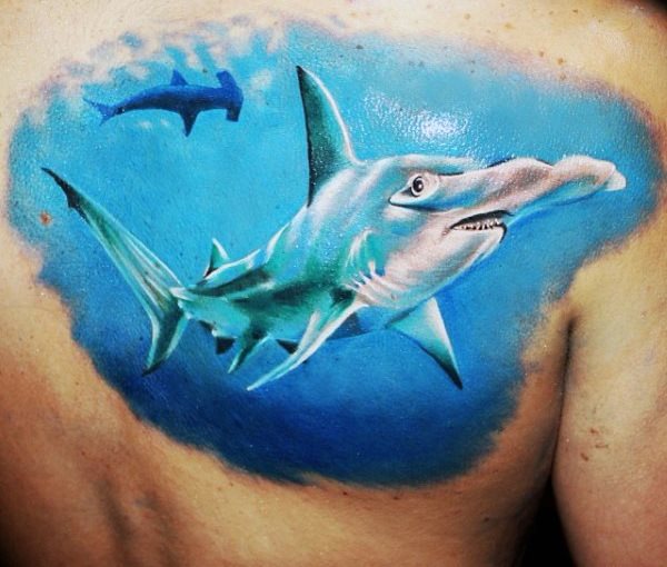 La imagen tiene un atributo ALT vacío; su nombre de archivo es tatuajes-tiburones-espaldas-8.jpg