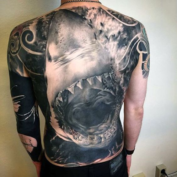 82 Mejores Tatuajes de Tiburones con Significados 29