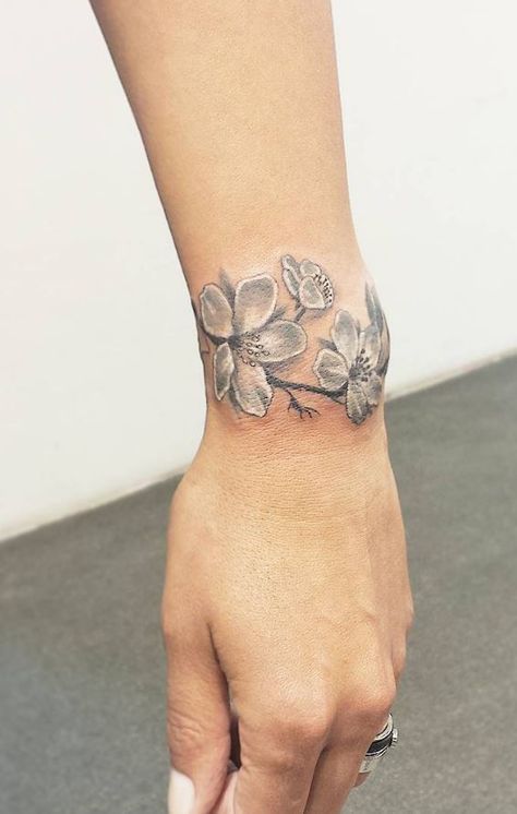 Tatuajes de brazaletes: un accesorio para siempre 23