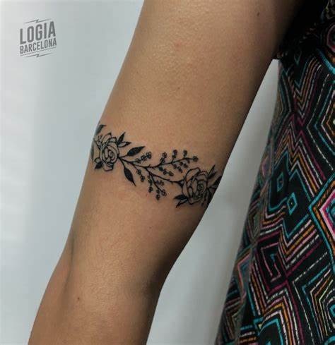 Tatuajes de brazaletes: un accesorio para siempre 8