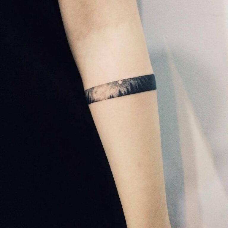 Tatuajes de brazaletes: un accesorio para siempre 27