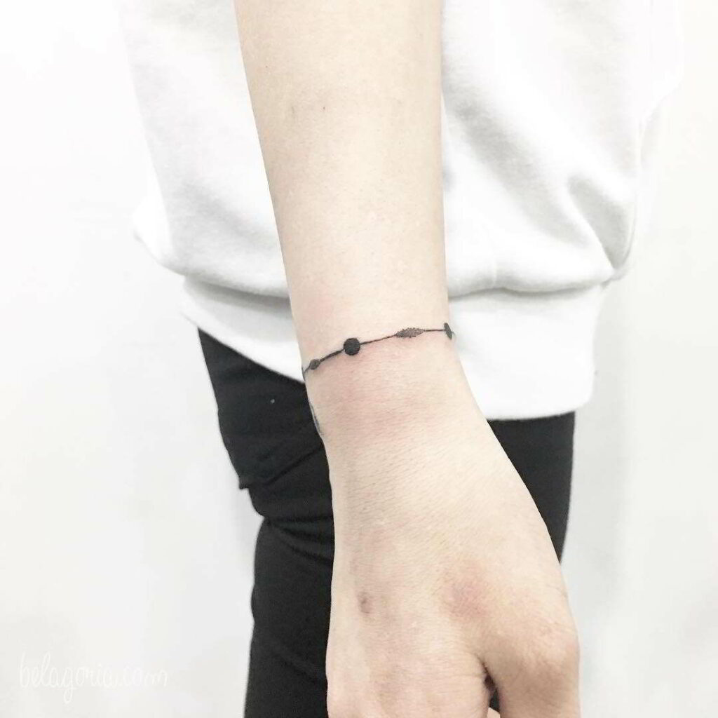 Tatuajes de brazaletes: un accesorio para siempre 13