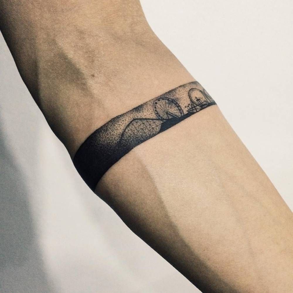 Tatuajes de brazaletes: un accesorio para siempre 28