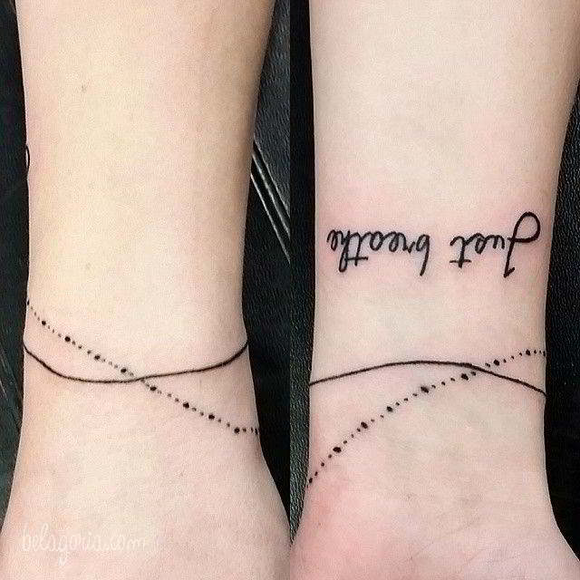 Tatuajes de brazaletes: un accesorio para siempre 15