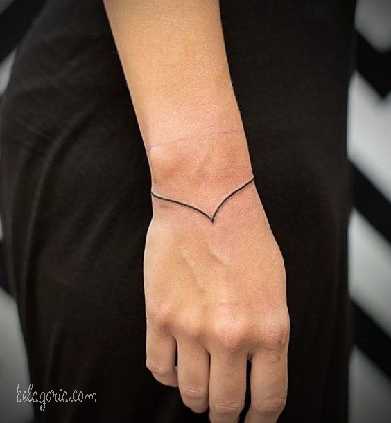 Tatuajes de brazaletes: un accesorio para siempre 16