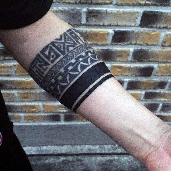 Tatuajes de brazaletes: un accesorio para siempre 47