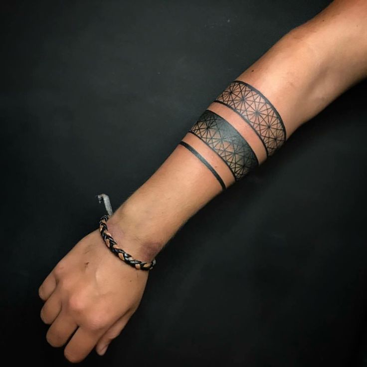 Tatuajes de brazaletes: un accesorio para siempre 49