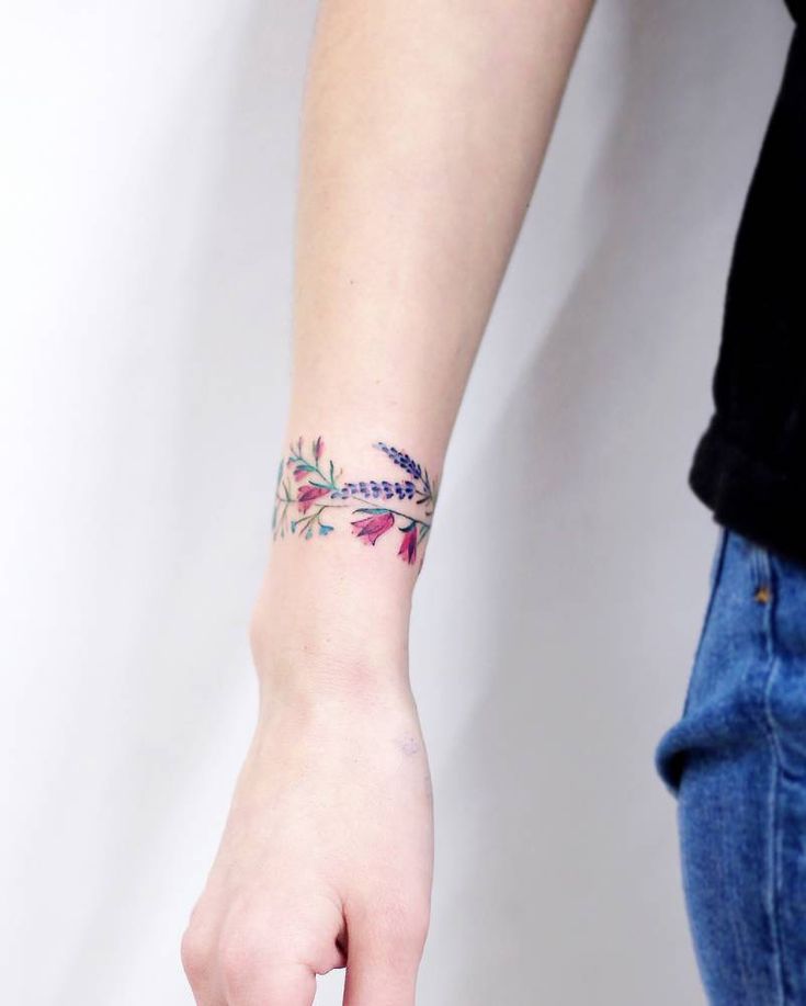 Tatuajes de brazaletes: un accesorio para siempre 5