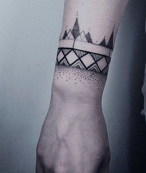 Tatuajes de brazaletes: un accesorio para siempre 43