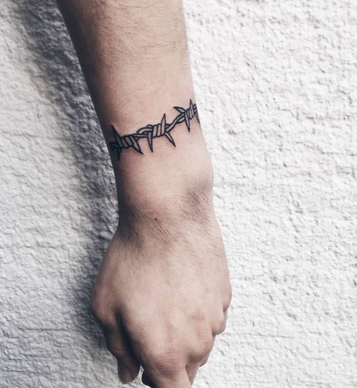 Tatuajes de brazaletes: un accesorio para siempre 40