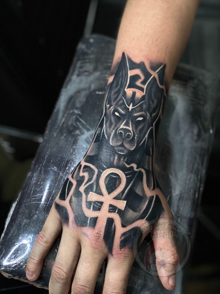 Tatuajes de Anubis: protector de los muertos 35